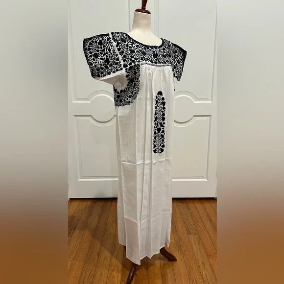 San Antonino Maxi Dress,Oaxaca Mexican dress.Hand Embroidered with Silk Threads. - Picture 6 of 8